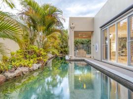 Luxury resort style villa pool, hytte i Pelican Waters