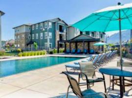 Resort Like Amenities King bd 2 Qn bds Fast WiFi Slps7, Hotel in Draper