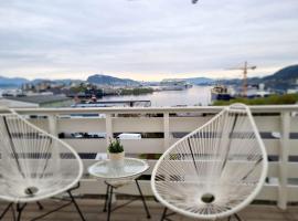 Apartments with parking and terrace, hotel en Ålesund
