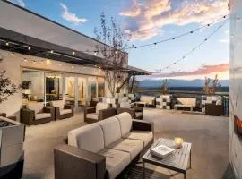 Luxury Living with Resort Amenities King bd Queens bd Sofa bd GymPoolHot Tub Fast WiFi