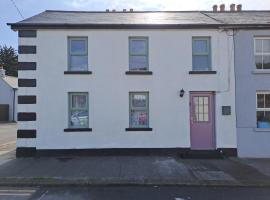 3 bed corner terrace house by the sea Wicklow town, hotell i Wicklow