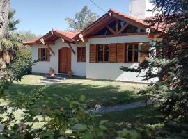 Casa en Chacras de Coria, holiday home in Chacras de Coria