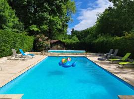 Le Moulin Etourneau - 3 gîtes avec 2 piscines, cheap hotel in Champagnac