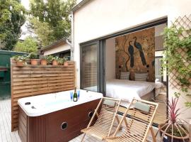PARIS Maison Exception Terrasse Jacuzzi Parking gratuit, villa i Saint-Ouen