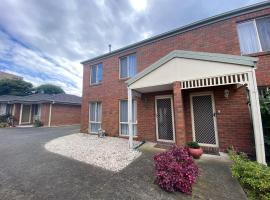 5 Beds-Whole House-Carrum Beach- Patterson Lake-Fully Furnished, hotel em Carrum