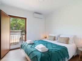 NEW - Casa das Domingas, hotel with parking in Vide