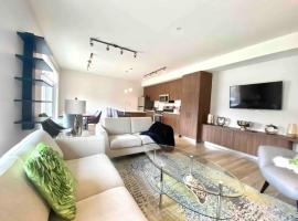 Brand New 3-Bedroom Condo in the Heart of Sidney, aparthotel en Sidney