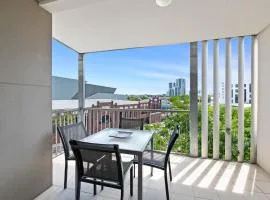 Artsy Destination Compact & Cosy 2 BR Apart at Valley