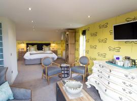 No33 THORNHAM BOUTIQUE SUITES, pet-friendly hotel sa Thornham