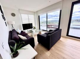 2 Bed 2 Bathroom Penthouse With Amazing Balcony & City Views - Across From Highpoint, hotel din Maribyrnong