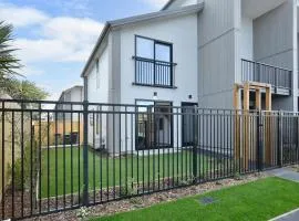 Sea air and Sandy Beach, beautiful 1 bed 1 bath