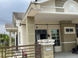 Hakim Harmoni Homestay Air Hitam, glamping site in Air Hitam