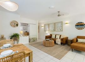 Oasis Luxe on Macrossan Street - Stylish Residence, hotel in Port Douglas
