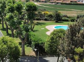 Casa Sara con Wifi e piscina comune, a soli 2 km dal mare, family hotel in Cecina