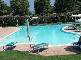 Casa Sara con Wifi e piscina comune, a soli 2 km dal mare, hotel a Cecina