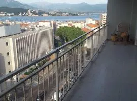 Très bel appartement avec terrasse de 87m2 avec une superbe vue panoramique sur la baie d Ajaccio