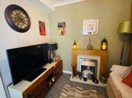 A single-bed room with a guest lounge, heimagisting í Cheltenham