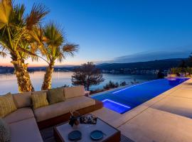 Luxury Villa Diamond One with Pool, hotel in Rogoznica