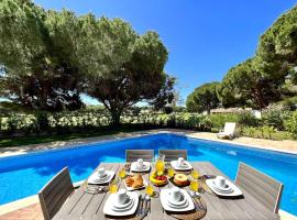 Vilamoura Amazing Golf Villa With Pool by Homing, hotel in Vilamoura