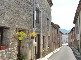 Spacious stone village house in Puivert, hotel a Puivert