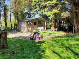 Cabane 5km Etretat, hotel with parking in Villainville