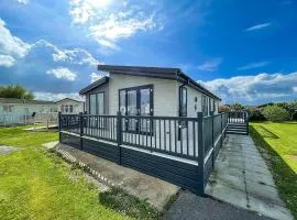 Stunning Lodge With Decking Nearby Hunstanton Beach, Sleeps 6 Ref 23215k