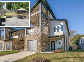 Stylish townhome near AT&T Stadium, Globe Life, Six Flags & More, hotelli kohteessa Arlington