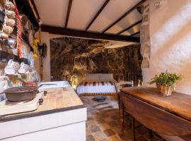 Case degli Avi 2, antico abitare in grotta, serviced apartment in Modica