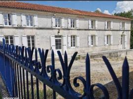 Chambre d'hôtes dans maison charentaise, מלון עם חניה בMortiers