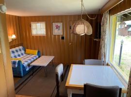 Amber Lantern One-Bedroom Cottage, casă de vacanță din Lake George