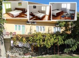 Apartments in a quiet neighborhood, hotel en Dugi Rat