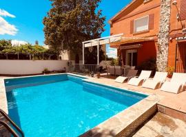 VILLA HUETOR , Magnifico chalet con piscina privada, готель у місті Уетор-Вега
