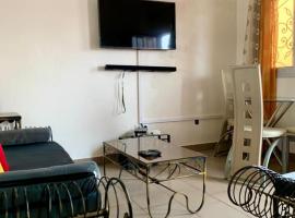 LNIMMO - DEMGIEU - Studio meublé sécurisé climatisé et internet illimité avec forage, апартаменты/квартира в Яунде