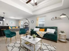 Stylish Furnished 2Bd 2Ba Apartment with Wifi Close to Shopping and Entertainment in McAllen Month to month contract on long term stays
