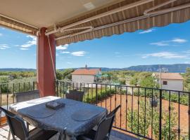 Family village apartment, hotel en Vrh