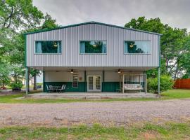 Spacious Lake Texoma Vacation Rental with Game Room!, hotel in Kingston