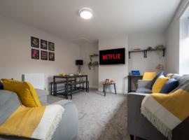 3 bedroom Cannock flat ideal for groups, хотел в Great Wyrley
