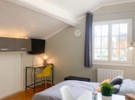 Charmant studio Cosy climatisé avec parking privé et securise, self catering accommodation in Lyon