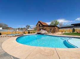 Timber & Tin D 2Bed 2Bath w Pool & Rooftop Deck, cheap hotel in Kanab