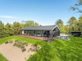 4 Bedroom Cozy Home In Hjslev