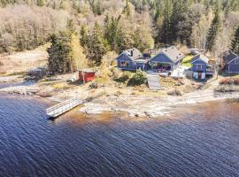 Lovely Home In Trollhttan With House Sea View: Trollhättan şehrinde bir otel