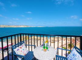Islet Promenade Seafront Family Apartment with 2 balconies by Getawaysmalta, Hotel in St Paul's Bay