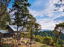 Cliff Top Family Home Over Looking the Ocean, semesterhus i Pender Island
