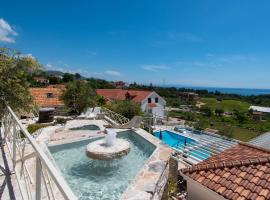 Three Holiday Houses - The Hidden Treasure Village – hotel w Orebiciu