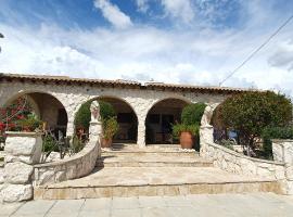 Oikos Selinolithos, holiday home in Alaminos