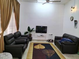 Che Na Homestay Pontian, cottage in Pontian Kecil