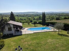 Clos du Château - Large House with Private Pool and Valley View，Savigny-sur-Grosne的度假住所