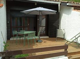 Charmante villa patio proche de l'océan, prázdninový dům v destinaci Seignosse
