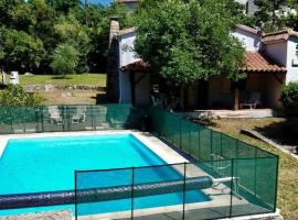 Maison avec piscine au cœur des Gorges de l'Ardèche, hotel pre rodiny v destinácii Balazuc
