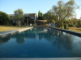 Maison avec piscine, cottage in Soumensac